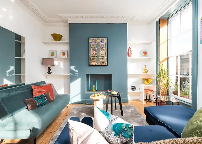 1 Bedroom Chic Flat By Hostarahomes, Sleeps Up To 4, Full Apartment, Central London Location